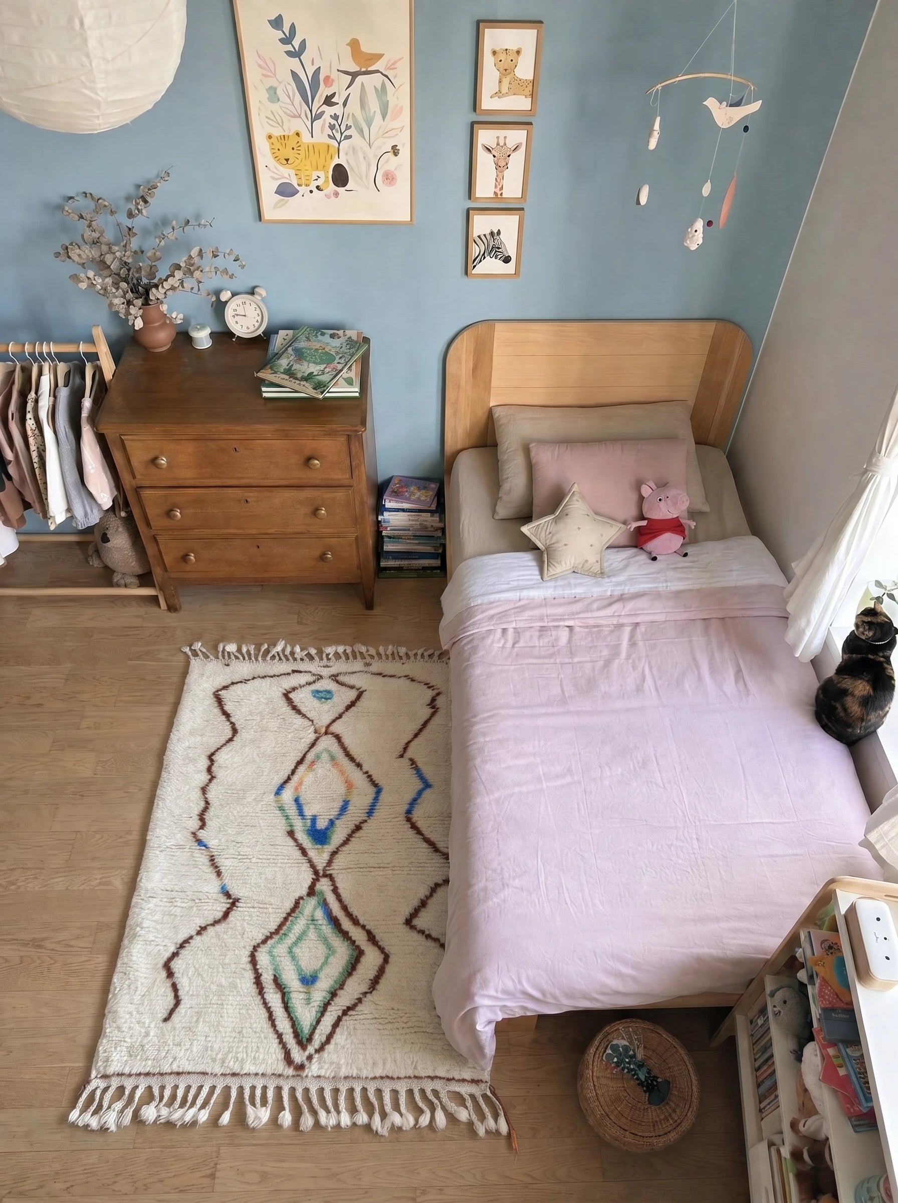 Colorful Berber rug 105 x 168 cm in a living room setting, handmade in wool | Tamazi