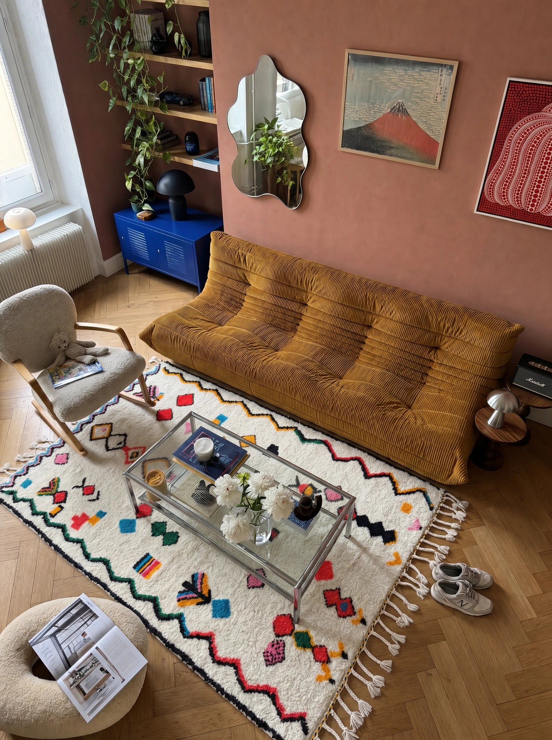 Kleurrijk Berbers tapijt 140 x 270 cm in een woonkamer, handgemaakt van wol | Tamazi