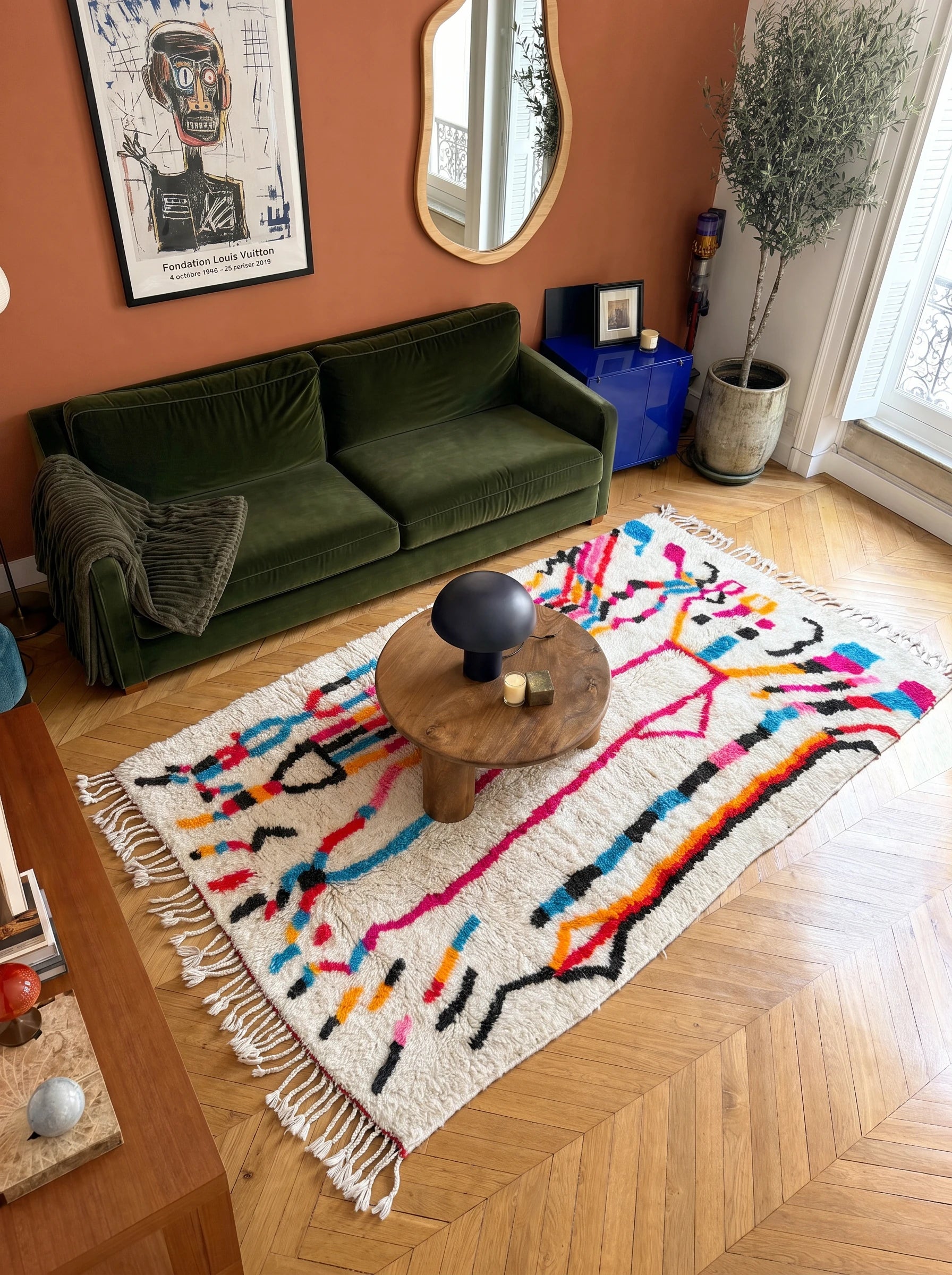 Tapis berbère coloré 141 x 266 cm en situation dans un salon, fait main en laine | Tamazi
