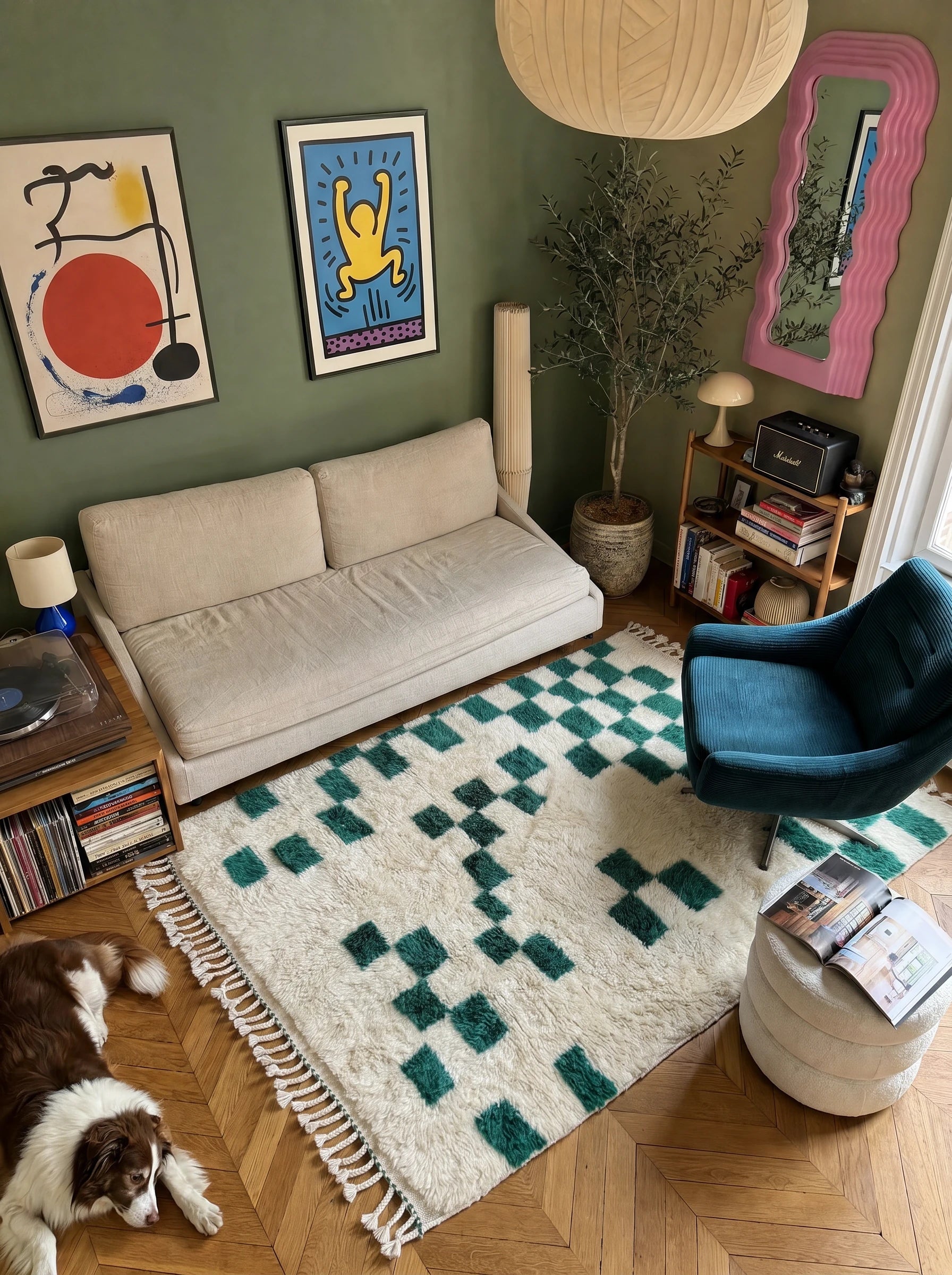 Tapis berbère coloré 146 x 209 cm en situation dans un salon, fait main en laine | Tamazi