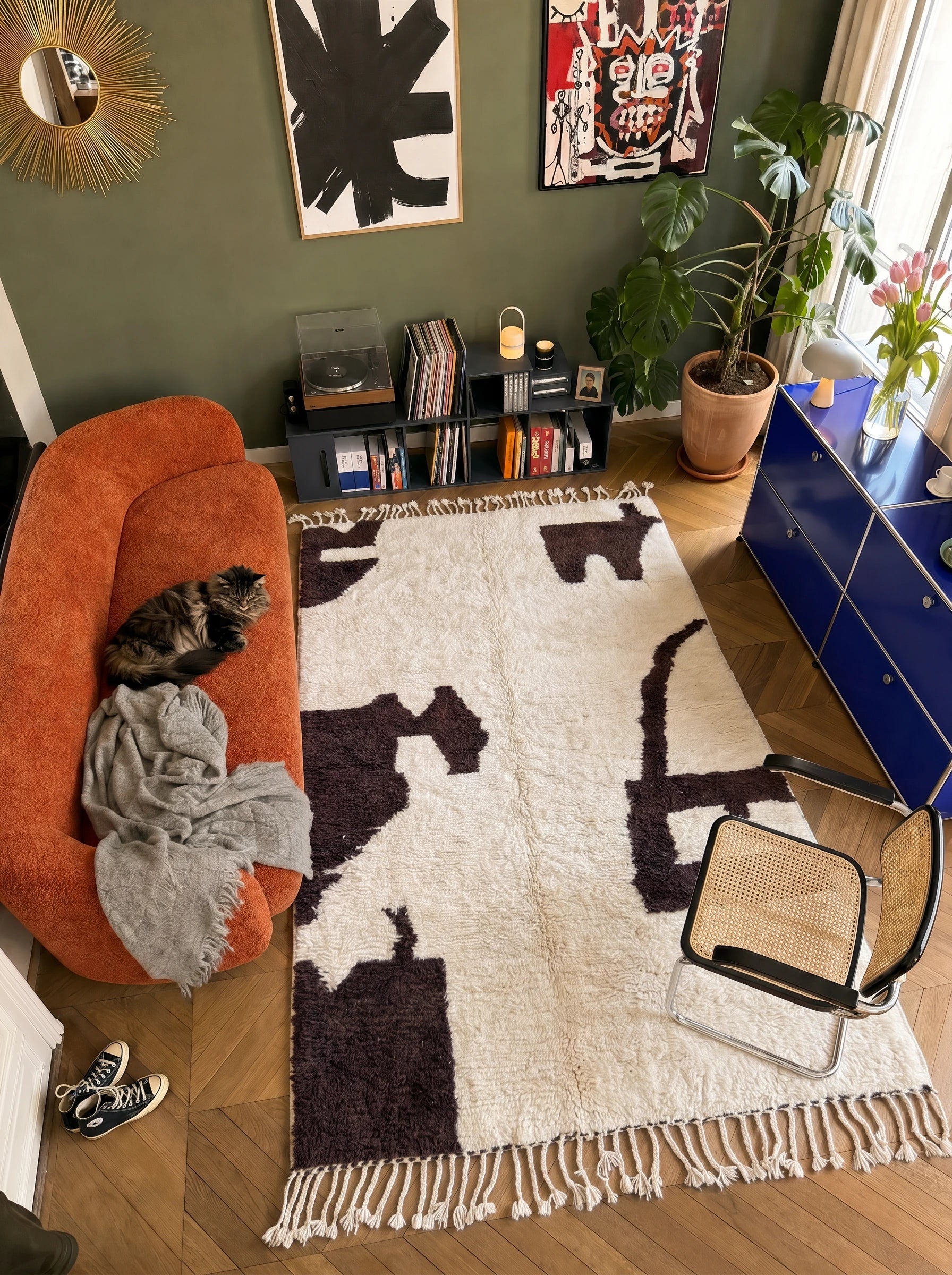 Tapis berbère coloré 147 x 289 cm en situation dans un salon, fait main en laine | Tamazi