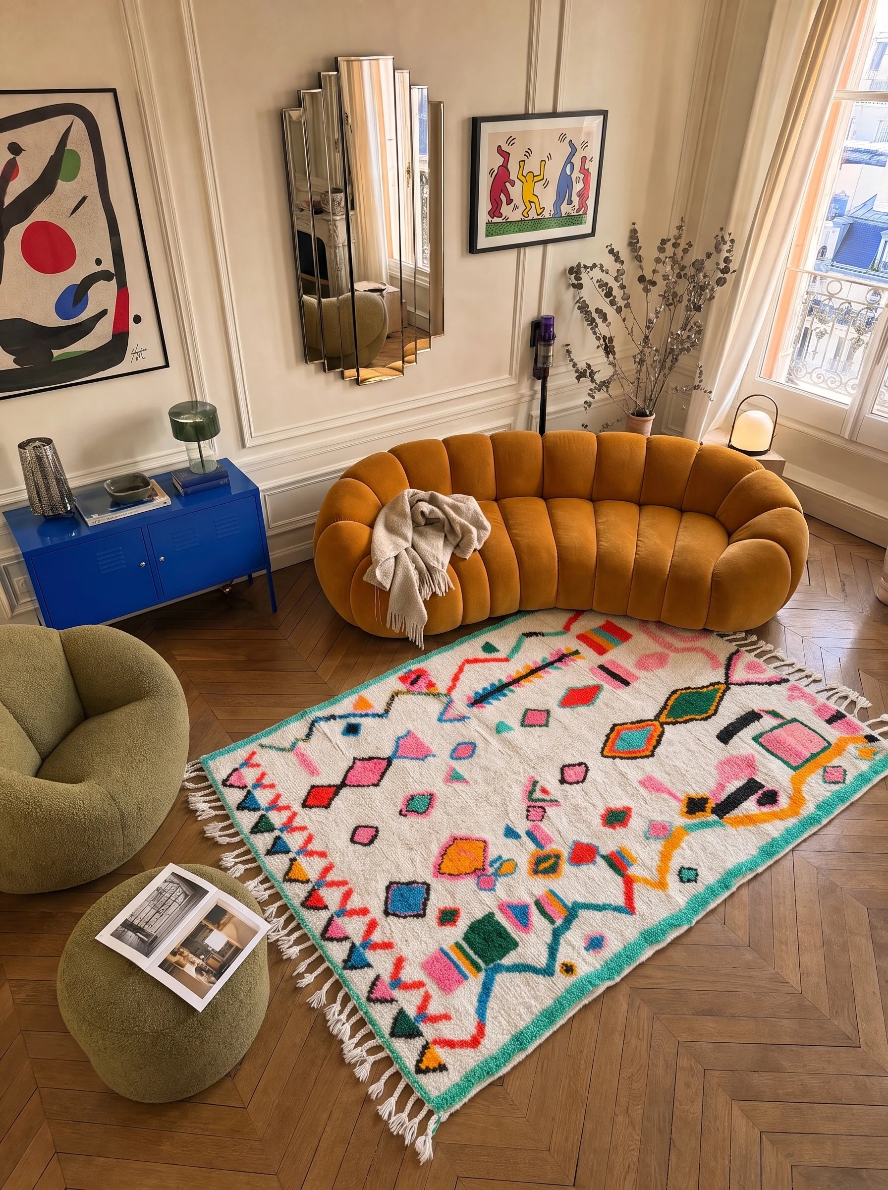 Tapis berbère coloré 149 x 275 cm en situation dans un salon, fait main en laine | Tamazi