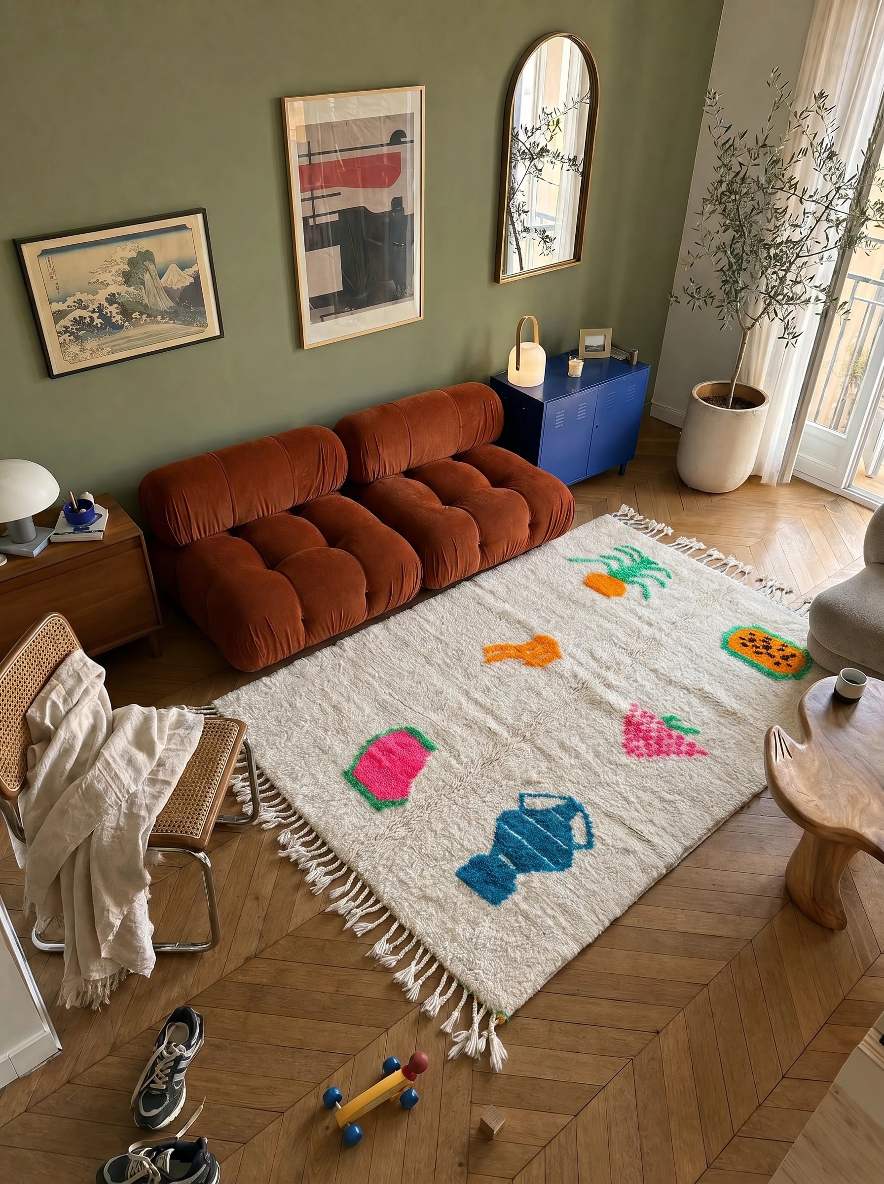 Tapis berbère coloré 149 x 287 cm en situation dans un salon, fait main en laine | Tamazi