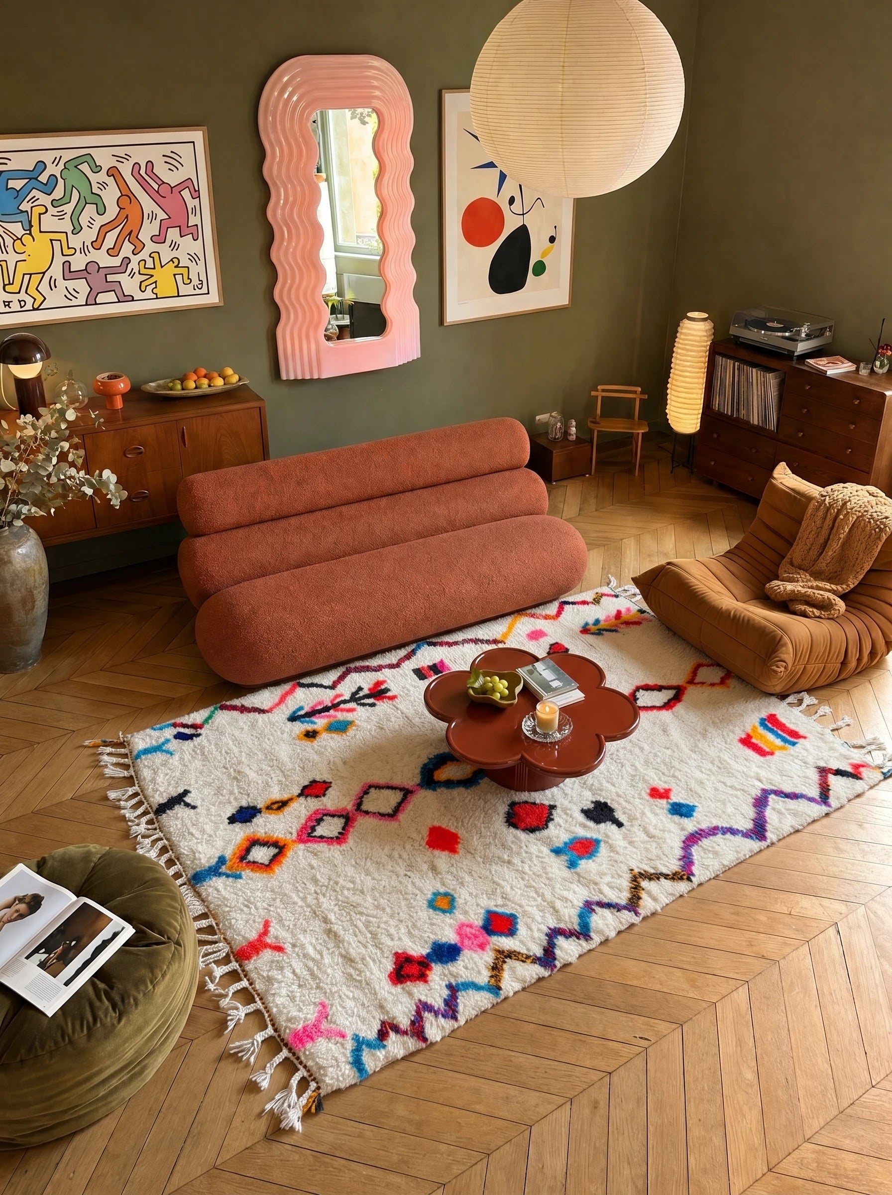 Tapis berbère coloré 150 x 266 cm en situation dans un salon, fait main en laine | Tamazi