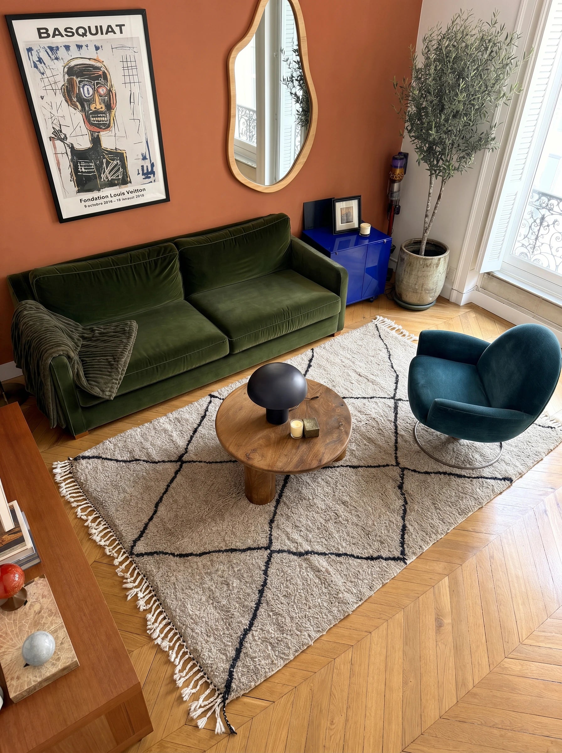 Tapis berbère coloré 150 x 273 cm en situation dans un salon, fait main en laine | Tamazi