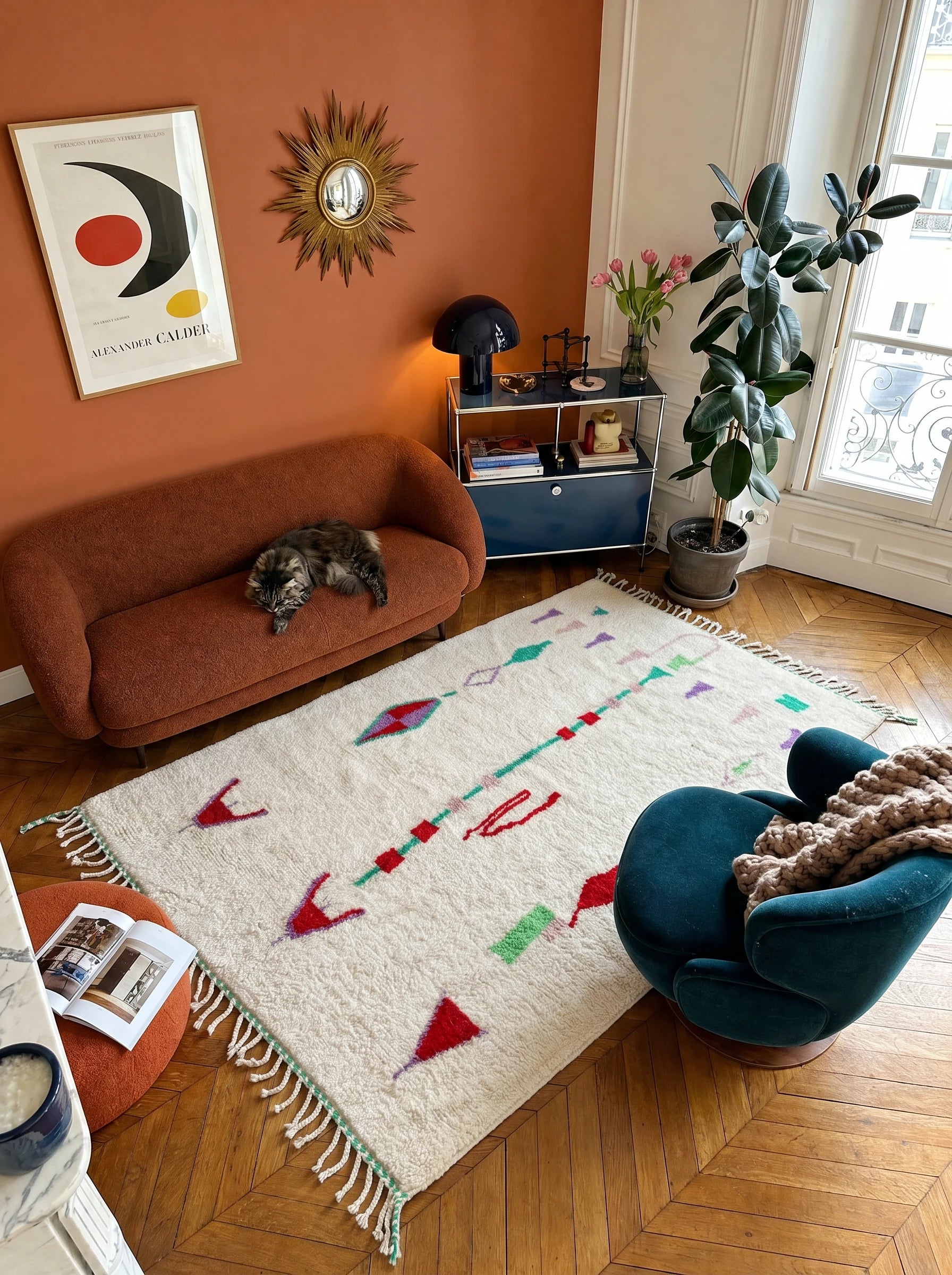 Tapis berbère coloré 150 x 279 cm en situation dans un salon, fait main en laine | Tamazi