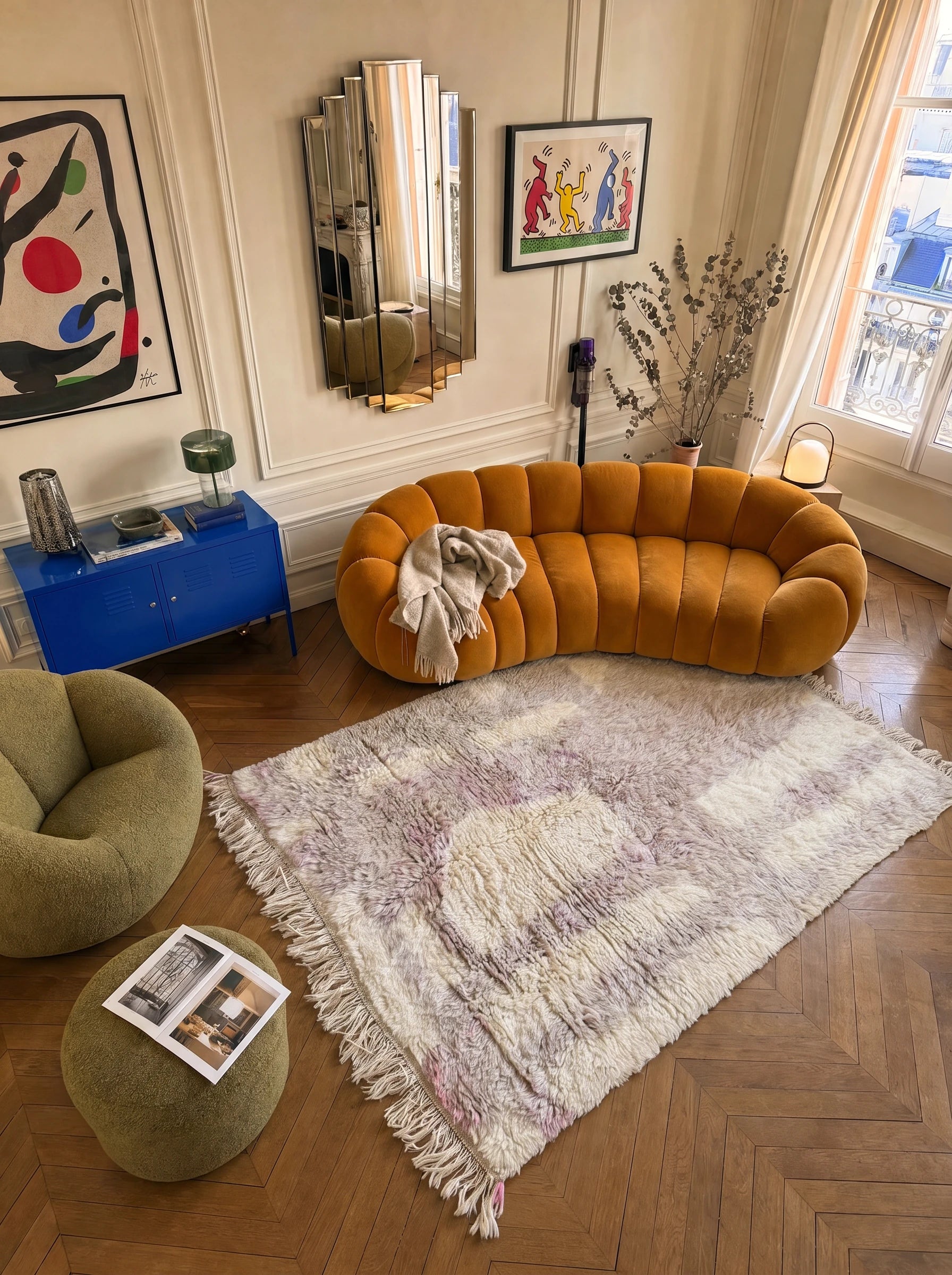 Tapis berbère coloré 154 x 255 cm en situation dans un salon, fait main en laine | Tamazi