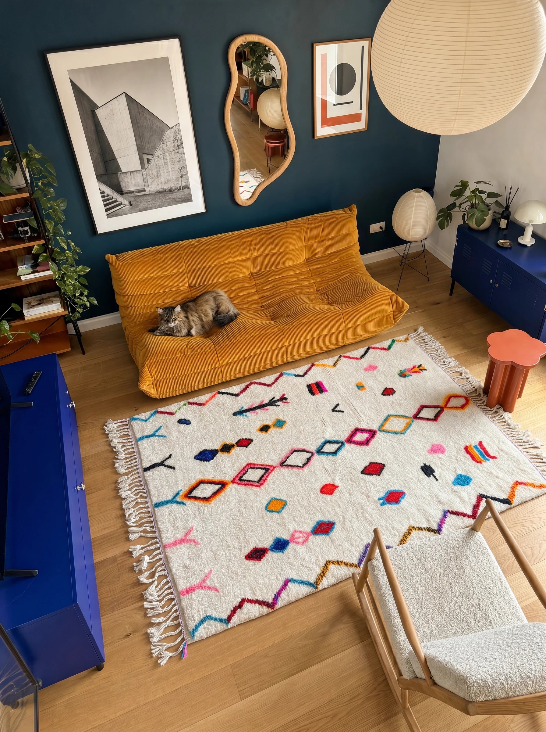 Tapis berbère coloré 154 x 270 cm en situation dans un salon, fait main en laine | Tamazi