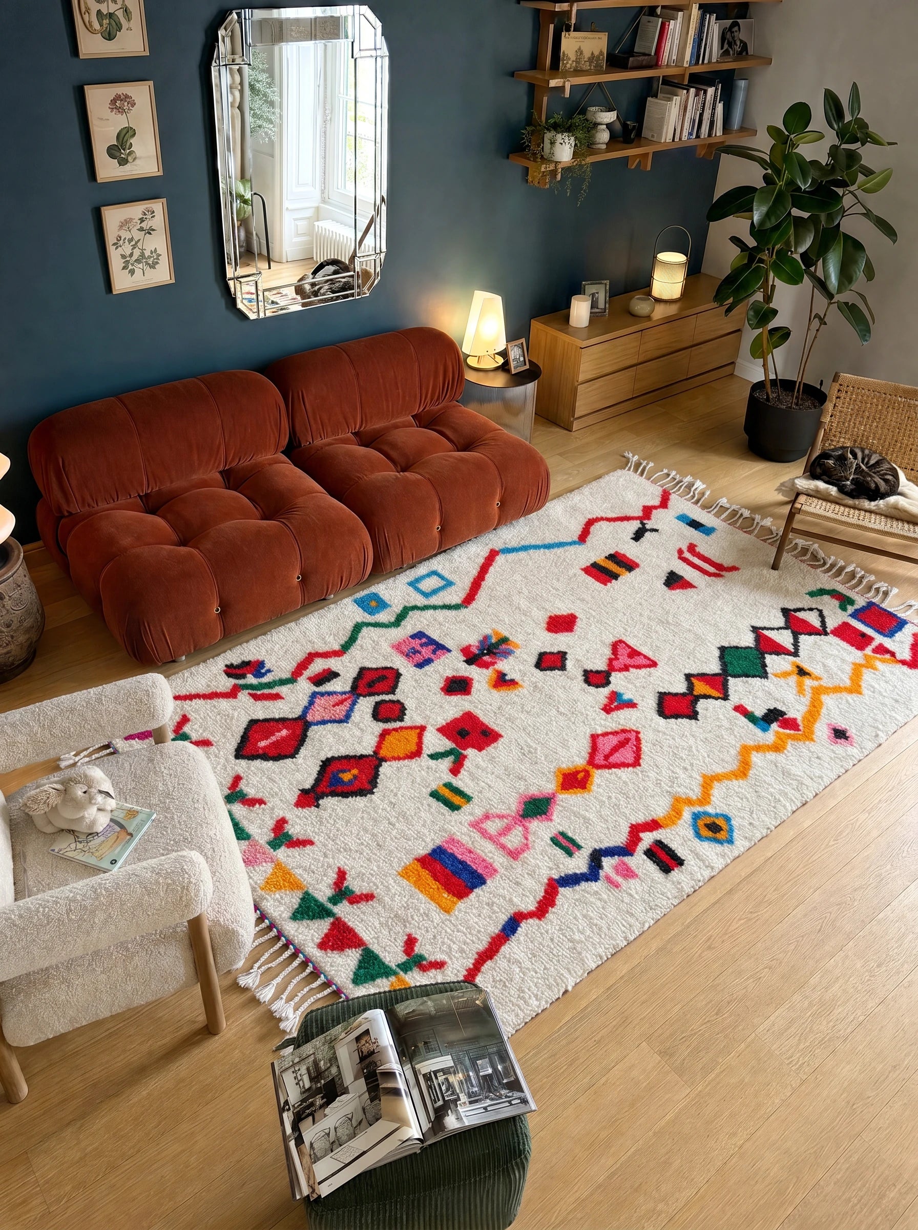 Tapis berbère coloré 155 x 284 cm en situation dans un salon, fait main en laine | Tamazi