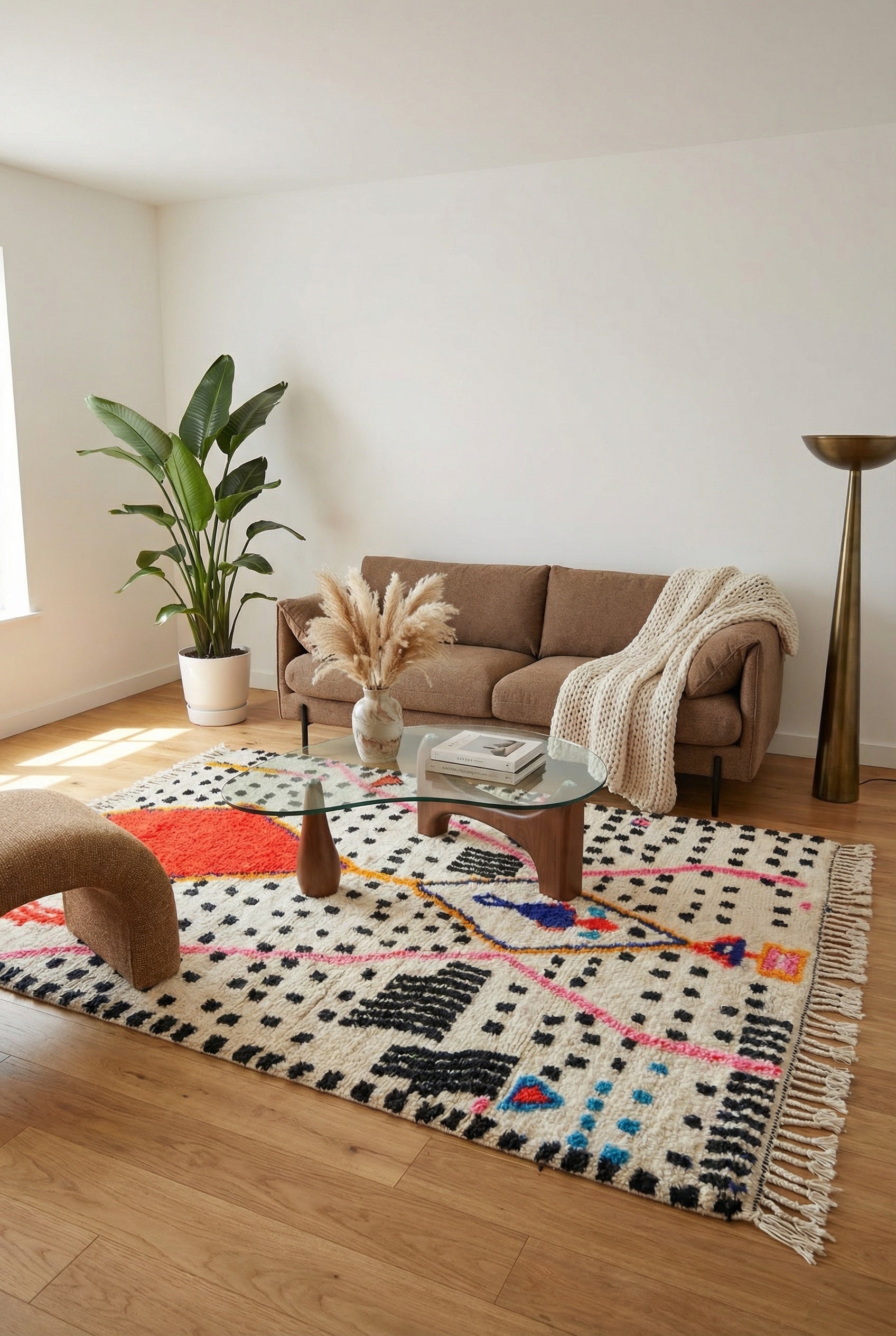 Tapis berbère coloré 155 x 260 cm posé dans un salon moderne avec canapé et table basse