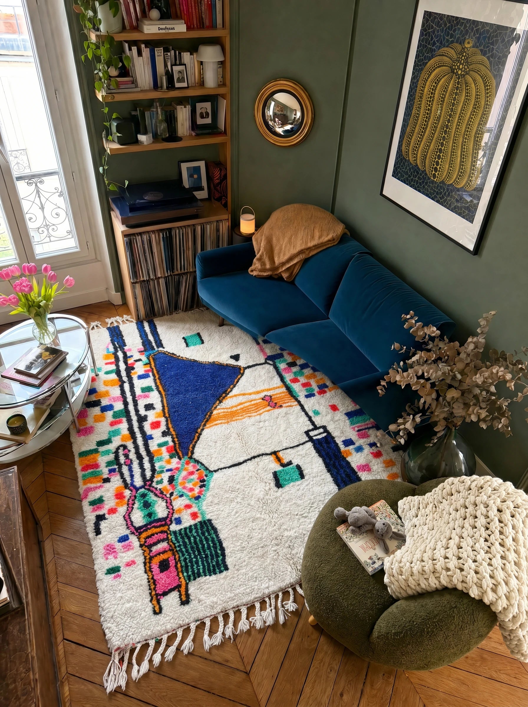 Tapis berbère coloré 156 x 235 cm en situation dans un salon, fait main en laine | Tamazi