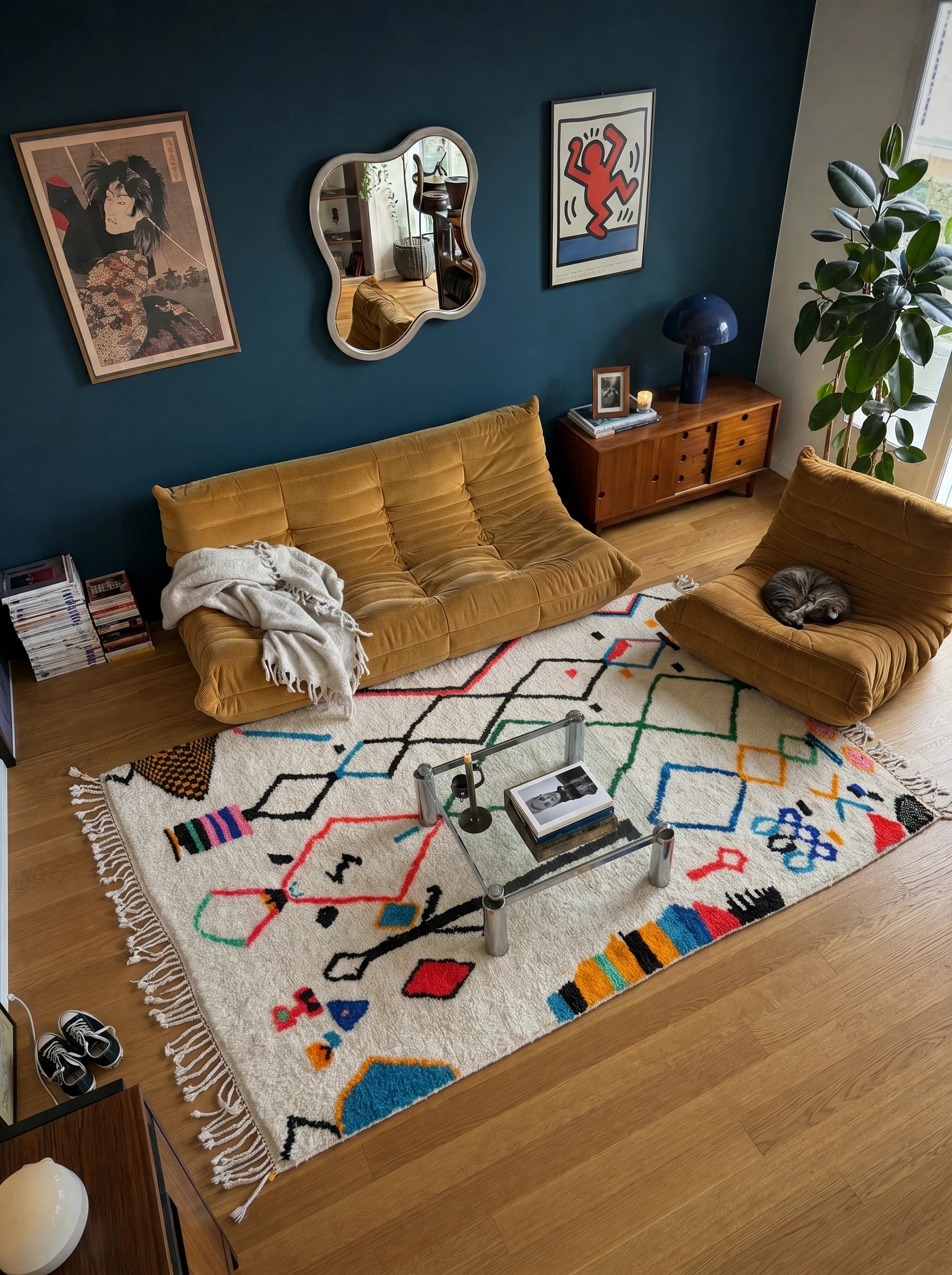 Tapis berbère coloré 159 x 302 cm en situation dans un salon, fait main en laine | Tamazi