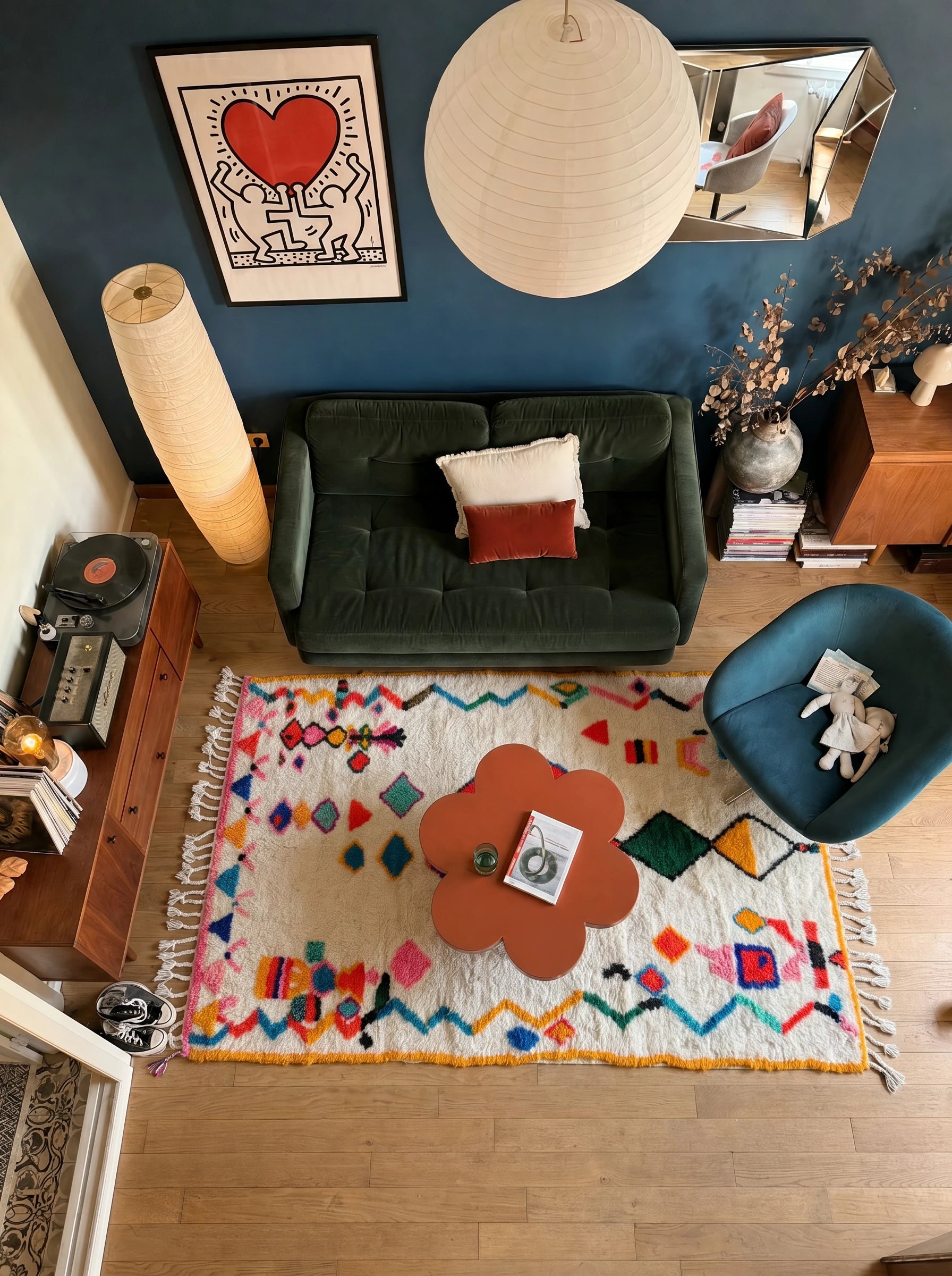 Kleurrijk Berbers tapijt 160 x 239 cm in een woonkamer, handgemaakt van wol | Tamazi