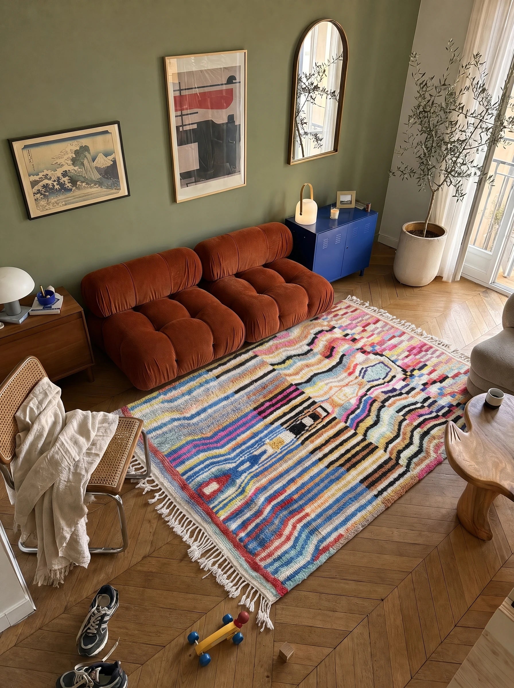 Tapis berbère coloré 171 x 256 cm en situation dans un salon, fait main en laine | Tamazi