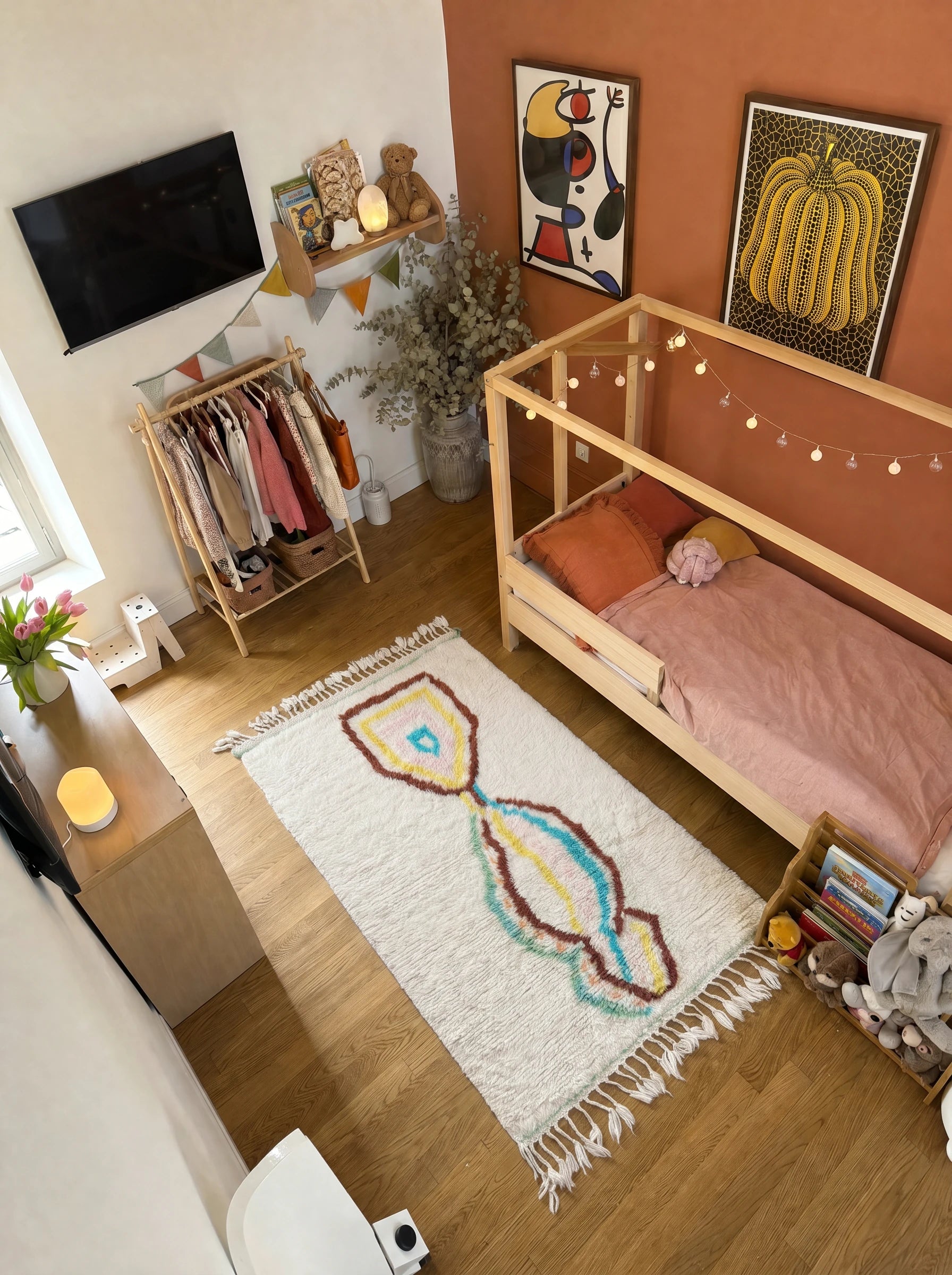 Alfombra bereber de colores 95 x 180 cm en un salón, hecha a mano en lana | Tamazi