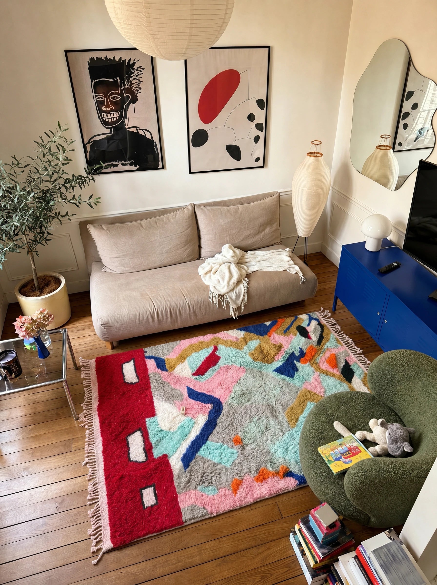 Tapis M'rirt 150 x 236 cm, tapis berbère en situation dans un salon, fait main en laine | Tamazi