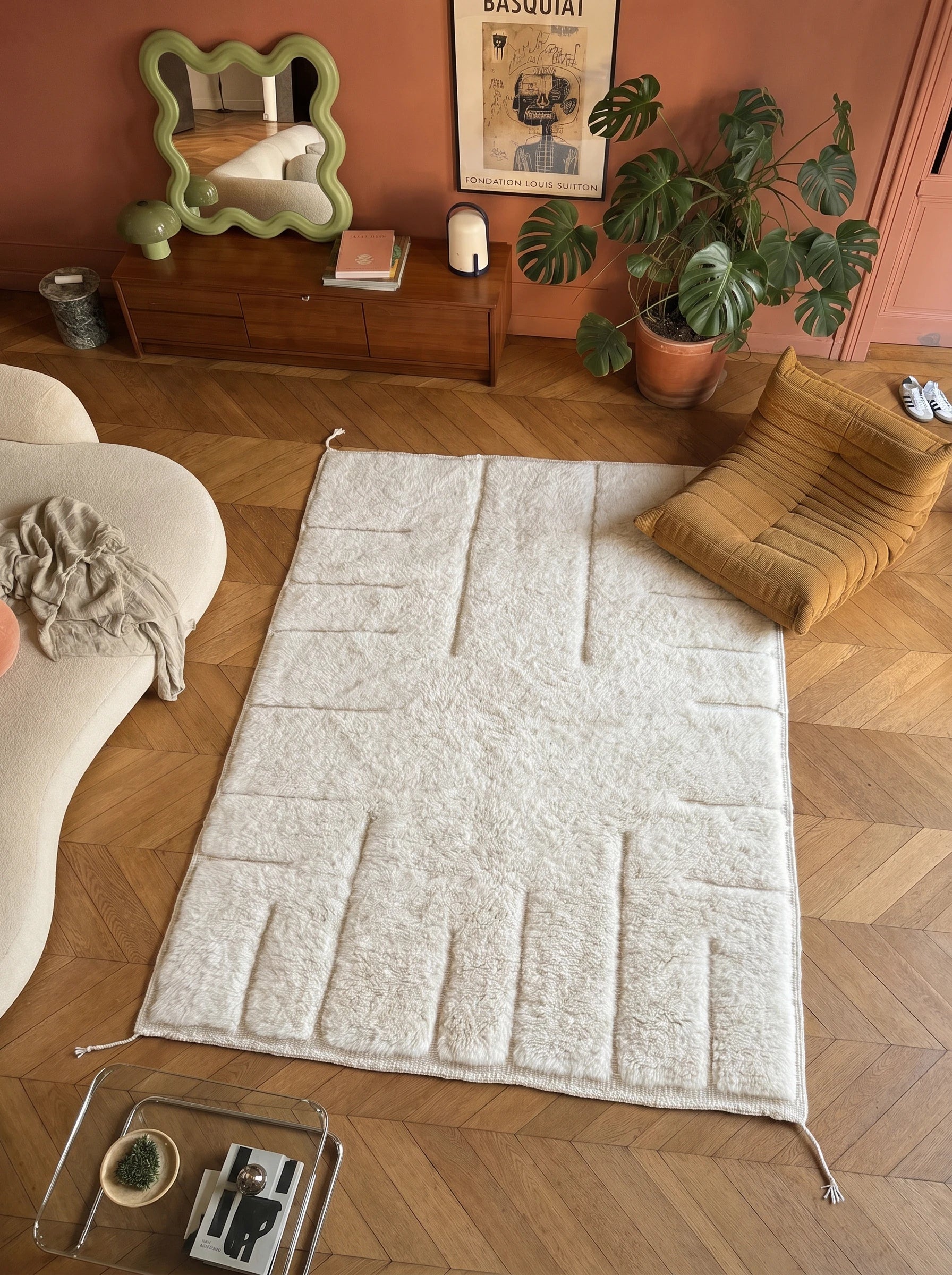 Tapis M'rirt 167 x 226 cm, tapis berbère en situation dans un salon, fait main en laine | Tamazi